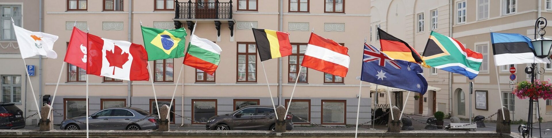 peahoone ees olevad riigilipud